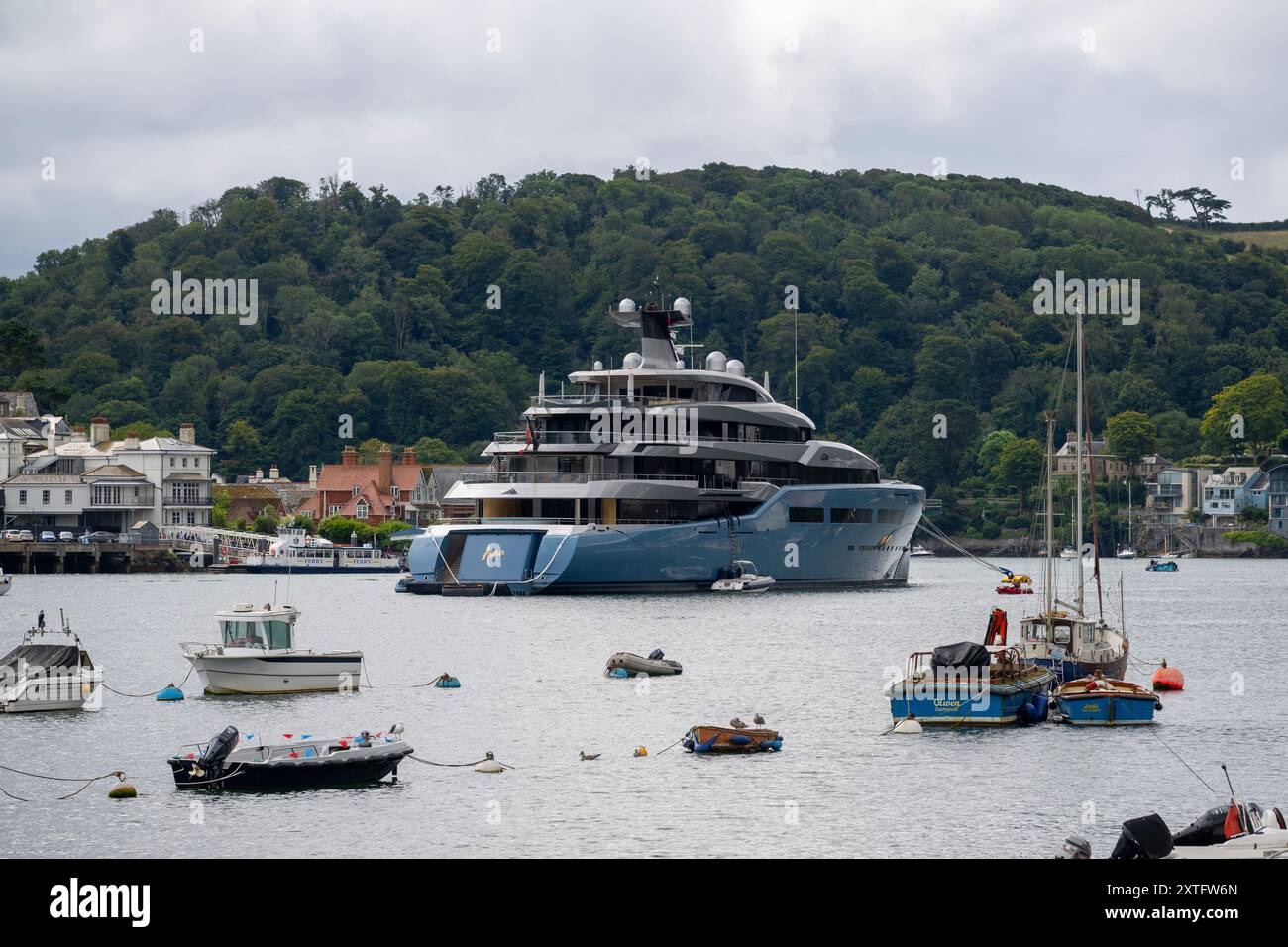 Aviva Mega-Yacht, Superyacht, Yacht, Yachten, im Besitz des britischen Milliardärs Joe Lewis, Liegeplatz am River Dart in Dartmouth in Devon, Großbritannien Stockfoto