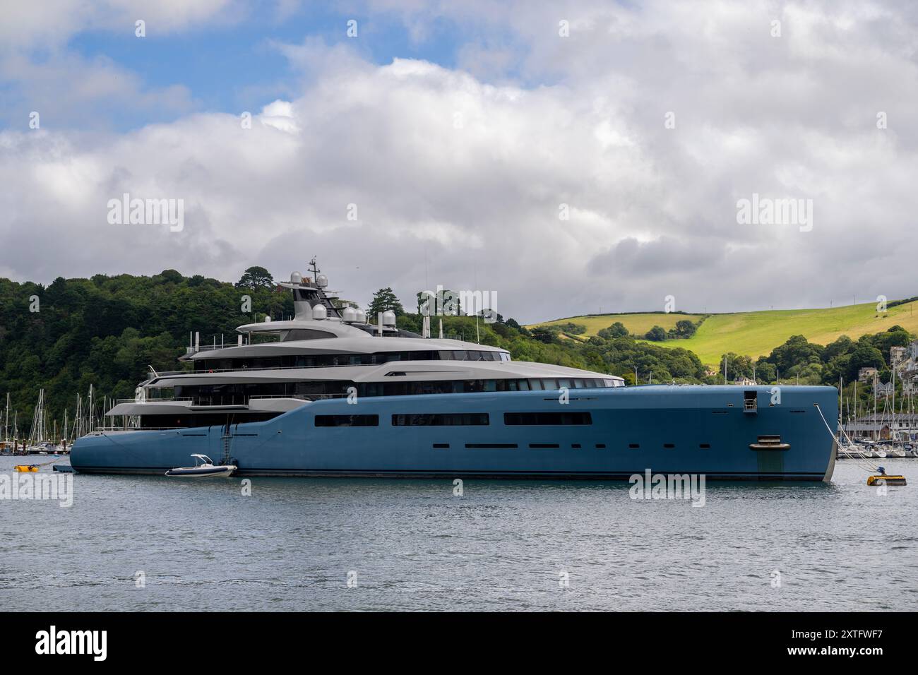 Aviva Mega-Yacht, Superyacht, Yacht, Yachten, im Besitz des britischen Milliardärs Joe Lewis, Liegeplatz am River Dart in Dartmouth in Devon, Großbritannien Stockfoto