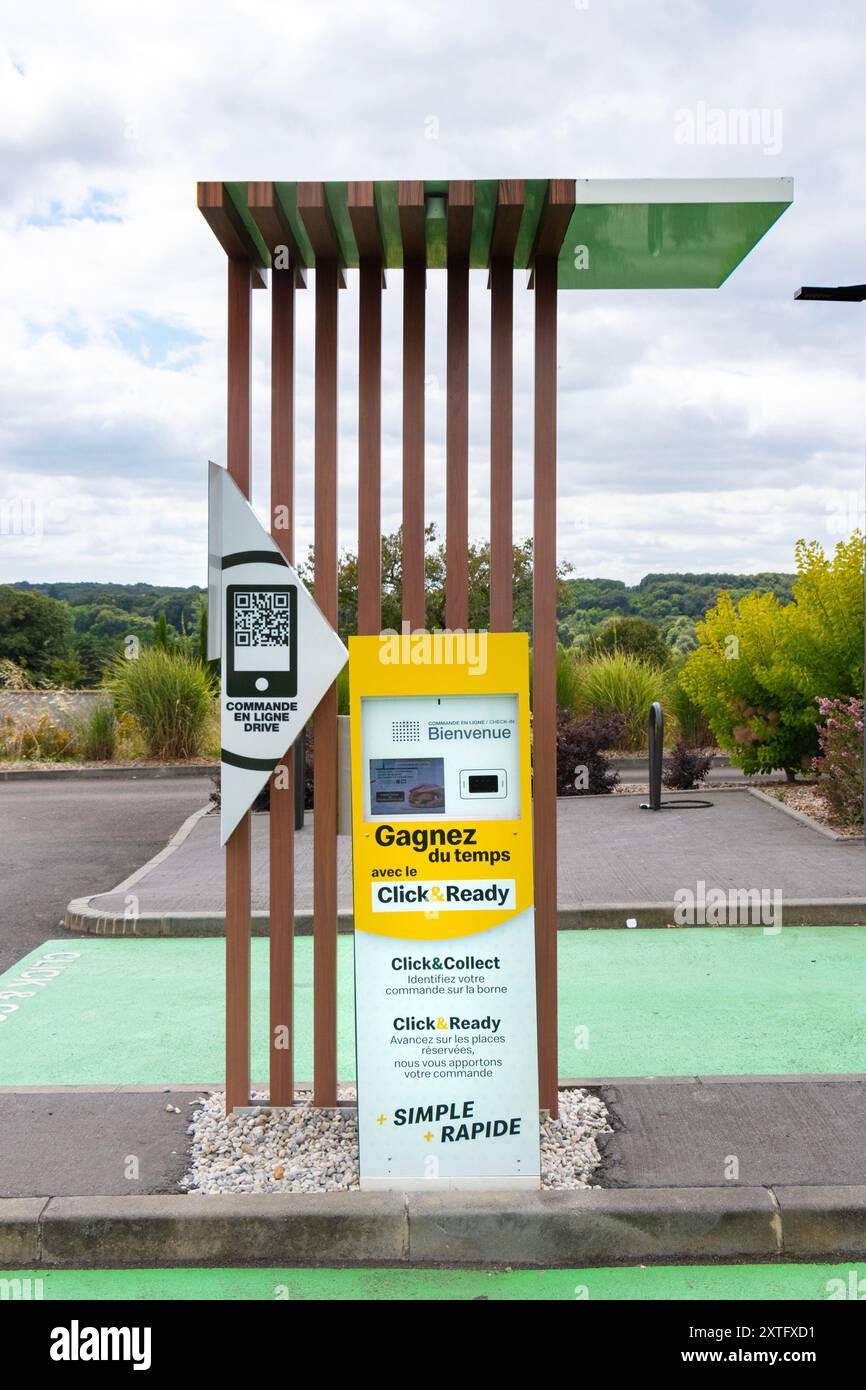 mcdonalds Outdoor automatisierter Servicekiosk mit QR-Code-Scanner und Anweisungen zum Klicken und Abholen auf einem Parkplatz. Stockfoto
