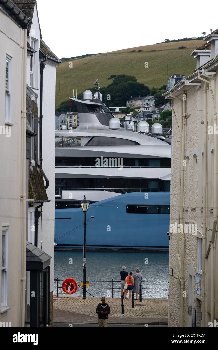 Aviva Mega-Yacht, Superyacht, Yacht, Yachten, im Besitz des britischen Milliardärs Joe Lewis, Liegeplatz am River Dart in Dartmouth in Devon, Großbritannien Stockfoto