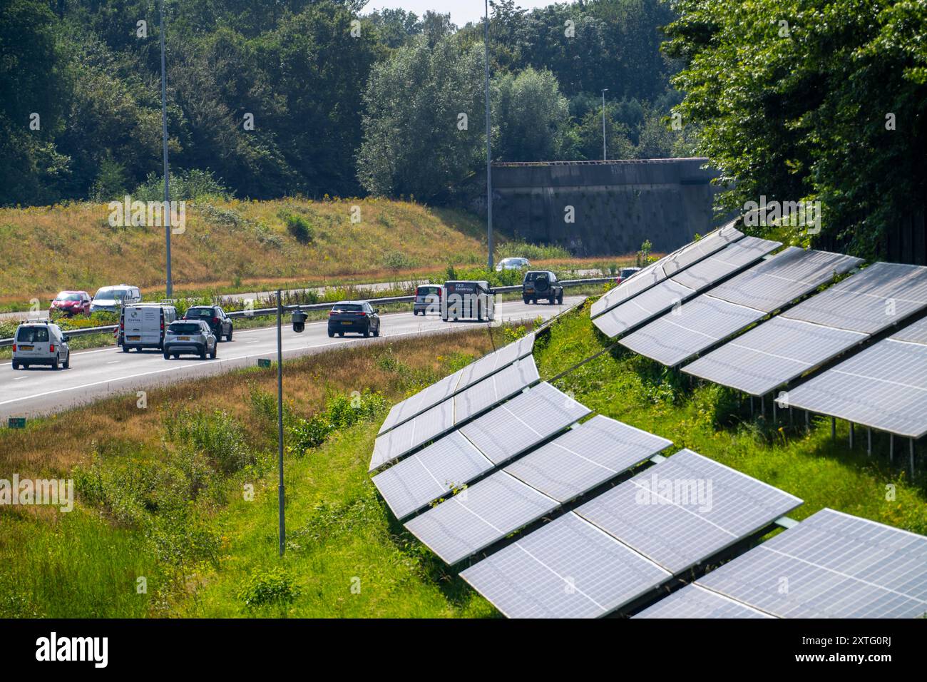 Autobahn A58, Photovoltaikanlagen wurden an den Hängen am Straßenrand installiert, Nutzung der Flächen entlang der Straßen als Solarpark, nahe Ette Stockfoto
