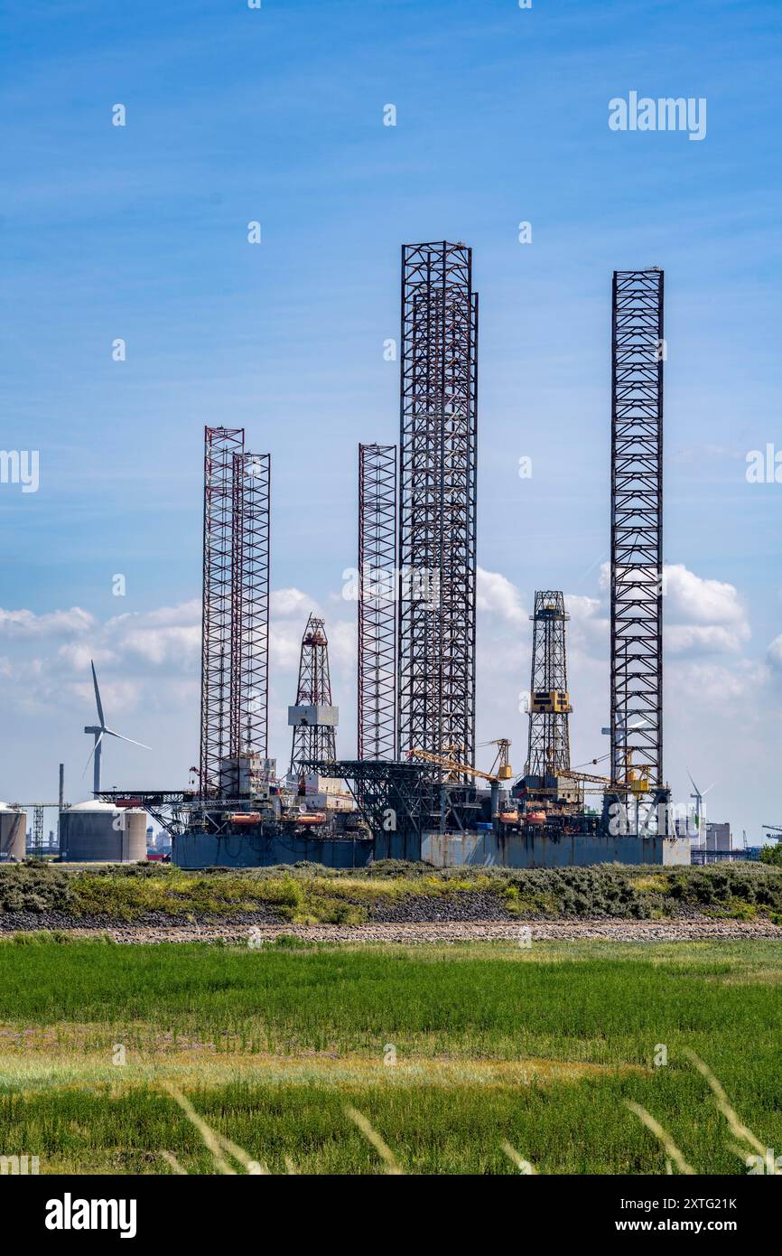 Erdöl- und Erdgasförderplattformen, Bohranlagen, die im Hafengebiet von Vlissingen-Oost, Niederlande, repariert, umgebaut, modernisiert werden; Stockfoto