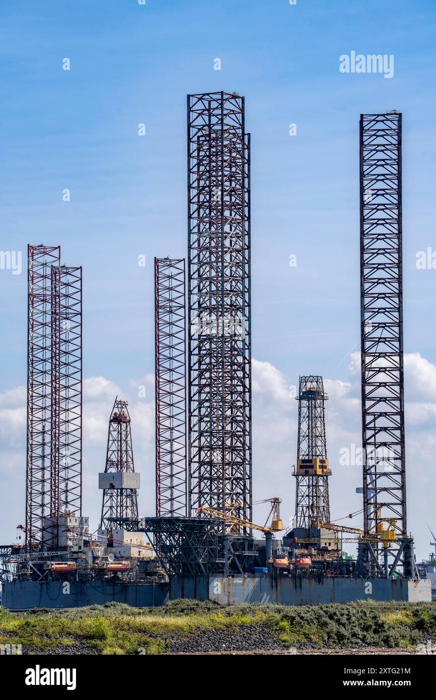 Erdöl- und Erdgasförderplattformen, Bohranlagen, die im Hafengebiet von Vlissingen-Oost, Niederlande, repariert, umgebaut, modernisiert werden; Stockfoto