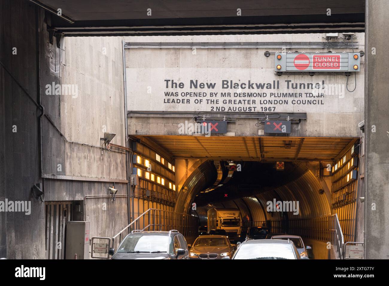 Der Eingang des South bound Black Wall Tunnels war für den Verkehr geöffnet, als der North bound Tunnel für den Bau des Silvertown Tunnels in England geschlossen wurde Stockfoto