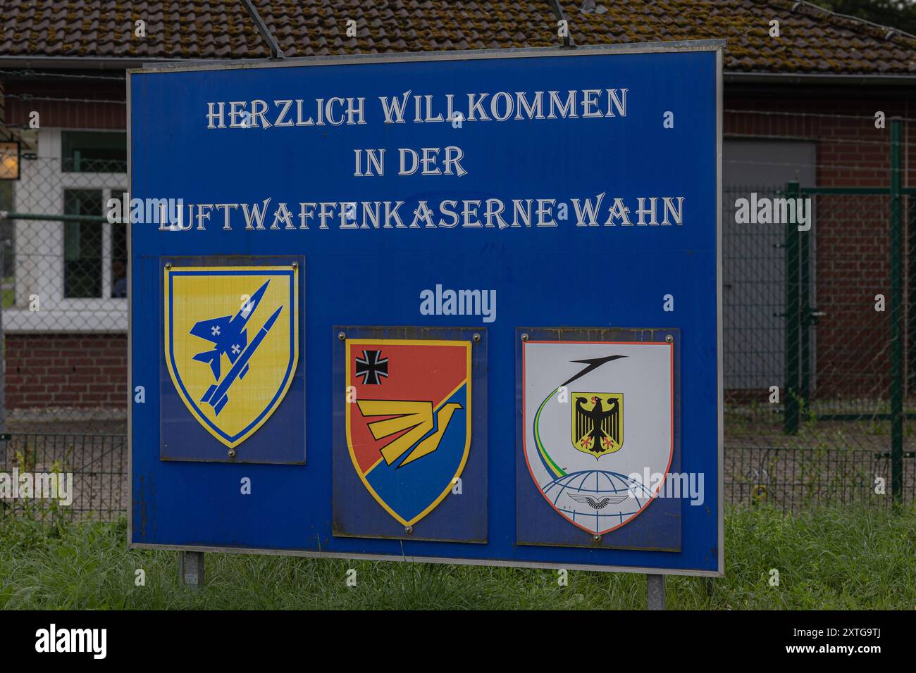 Sabotageverdacht bei Bundeswehrkaserne in Köln in der Luftwaffenkaserne in Köln Wahn am Flughafen Köln Bonn besteht Sabotageverdacht an der internen Wasserversorgung und wurde daraufhin für mehrere Stunden abgeriegelt. Willkommensschild an einem Nebeneingang der Kaserne 14.08.2024 Köln Wahn Nordrhein-Westfalen Deutschland *** Verdacht auf Sabotage an Bundeswehrkaserne in Köln die Luftwaffenkaserne in Köln Wahn am Flughafen Köln Bonn wird der Sabotage der internen Wasserversorgung verdächtigt und wurde anschließend für mehrere Stunden abgeschottet Willkommensschild bei A Seiteneingang zu den Kasernen 14 Stockfoto