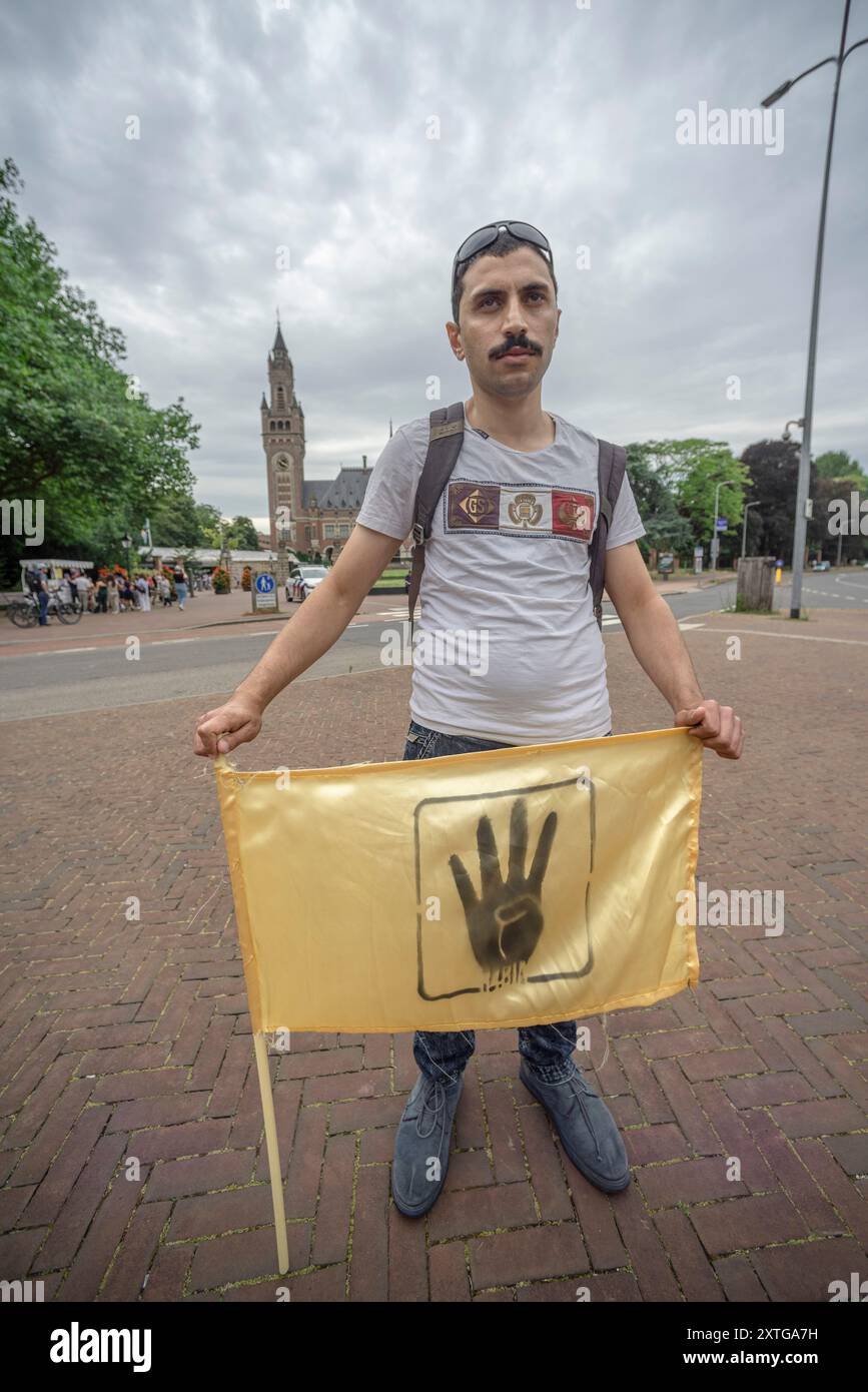 Internationaler Gerichtshof (ICJ). Carnegieplein, Den Haag, Niederlande. Mittwoch, 14. August 2024. Am 14. August 2013 benutzten die ägyptische Polizei und in geringerem Maße die Armee tödliche Gewalt, um zwei Lager friedlicher Demonstranten in Cario zu „zerstreuen“: Sie waren Gegner des Militärputsches auf dem Rabaa Al-Adwija-Platz und dem Al-Nahda-Platz. Mehr als 900 Menschen wurden an diesem Tag getötet, und seitdem wurden mehr als 100.000 Menschen inhaftiert, und Hunderte von weiteren sind seitdem verschwunden. Bildunterschrift. Demonstranten mit Spruchbändern und Fahnen während des heutigen „11-jährigen Schamprotests“ in T Stockfoto