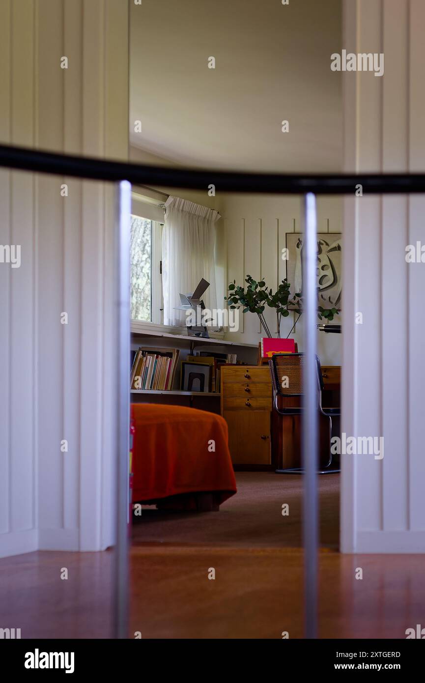 Das Gropius House - Lincoln, MA - das historische Neuengland. Der Eingang zum zweiten Stock Atis Schlafzimmer im Bauhaus inspirierten Haus mit Sonnenlicht Stockfoto