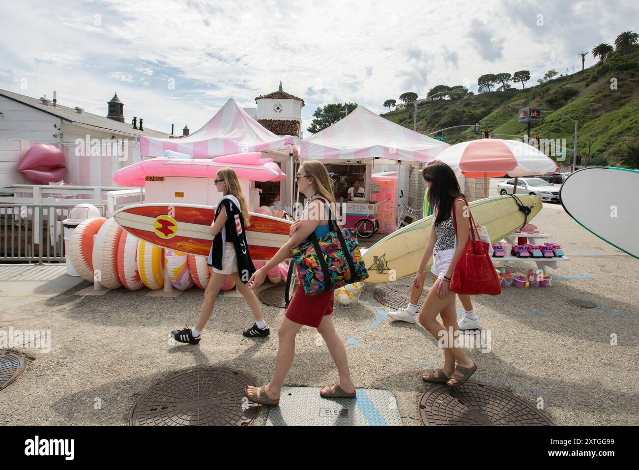 Malibu, Kalifornien, USA – 9. September 2023: Surfer am Nachmittag begeben sich über den historischen Malibu Pier zum Carbon Beach. Stockfoto