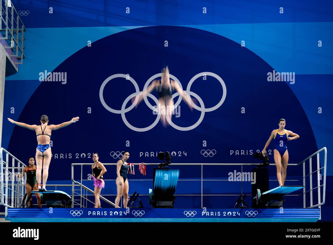 Die Athleten wärmen sich vor dem 3-m-Springboard-Women-Finale während der Olympischen Spiele 2024 in Paris (Frankreich) am 09. August 2024 auf. Stockfoto