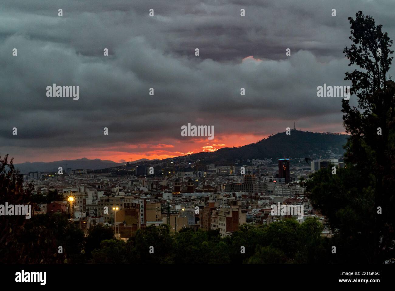14. August 2024, Barcelona, Spanien: Am Ende eines regnerischen und stürmischen Tages geht die Sonne über dem Collserola-Gebirge unter. Quelle: Jordi Boixareu/Alamy Life News Stockfoto