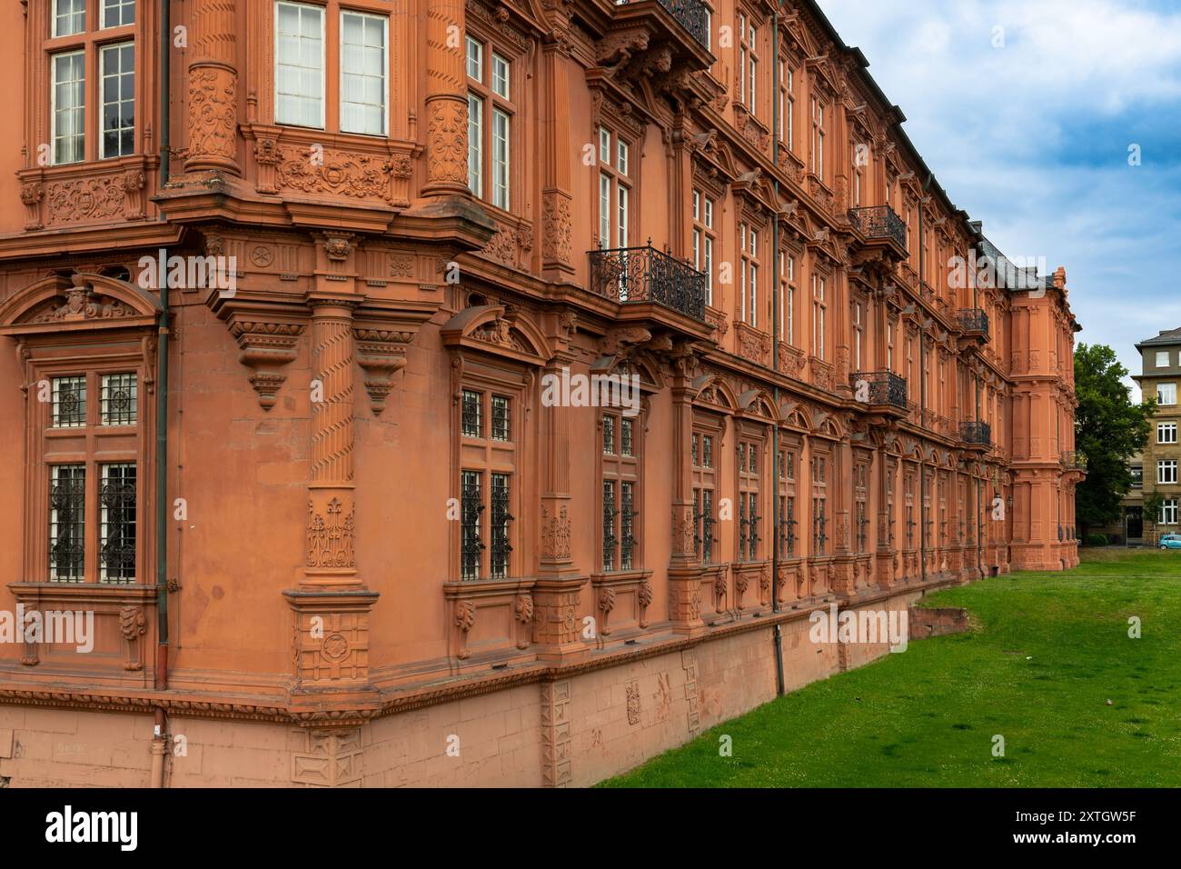 Mainz, Deutschland. Juli 2024. Das Kurfürstliche Schloss, die ehemalige Stadtresidenz des Kurfürsten und Erzbischofs von Mainz Stockfoto