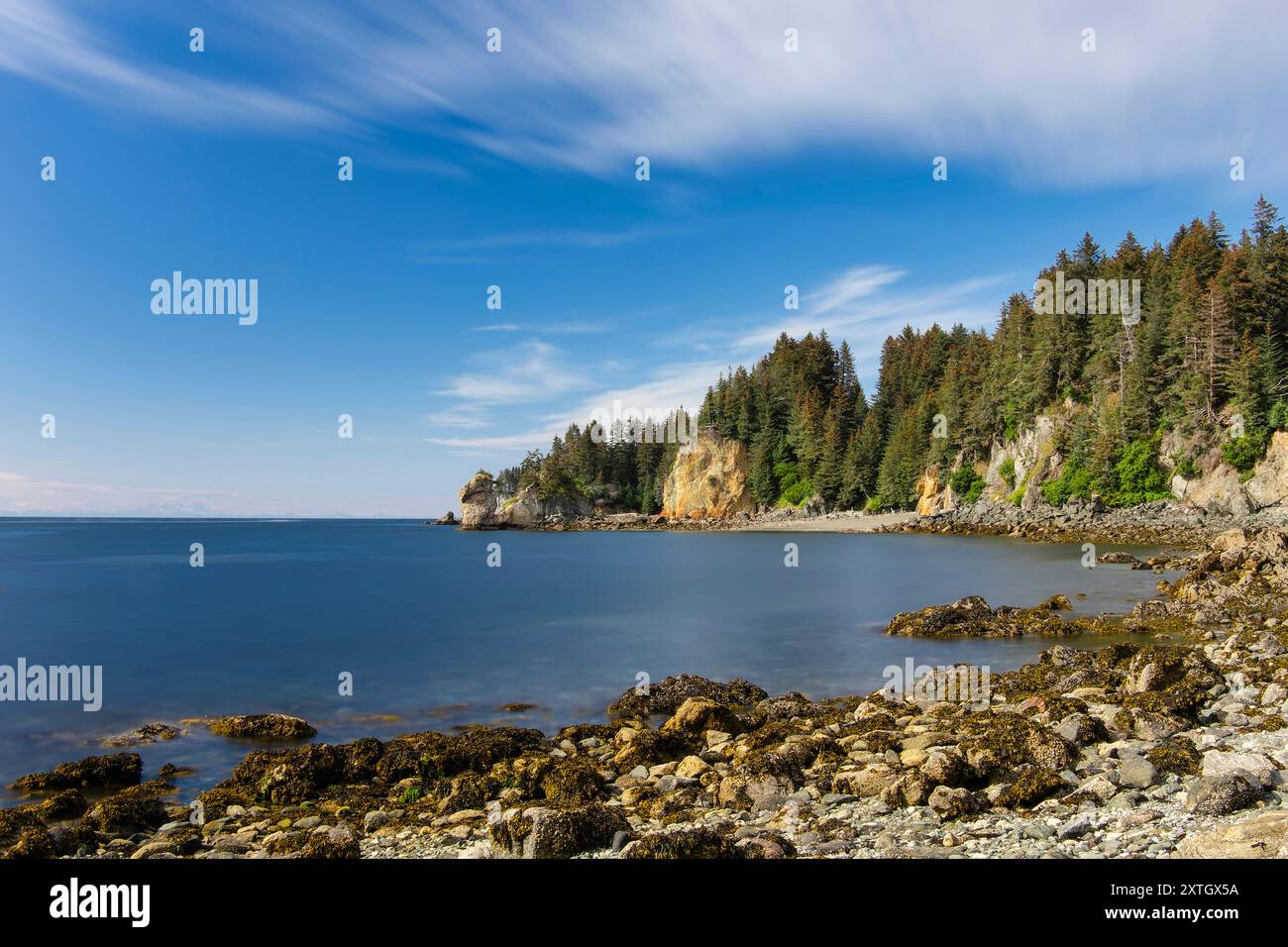 Langzeitbelichtung von Inside Beach in der Seldovia Bay auf der Kenai-Halbinsel im südzentralen Alaska. Stockfoto