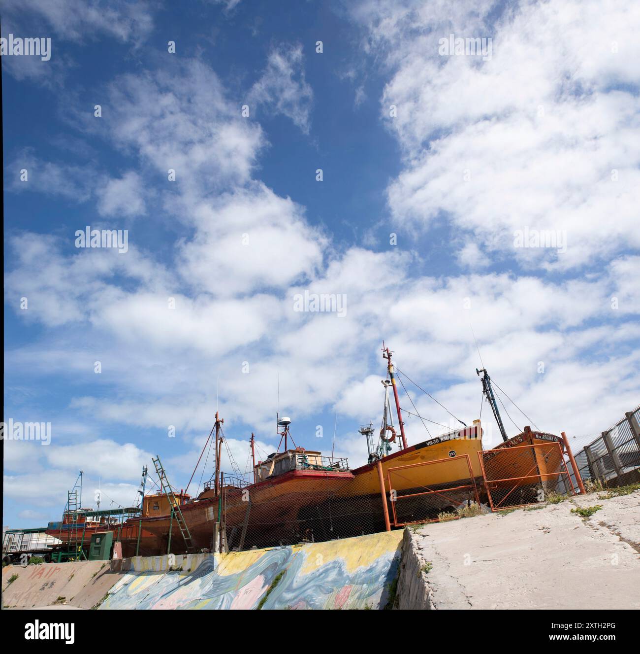 Fischerboote legten im Hafen an Stockfoto