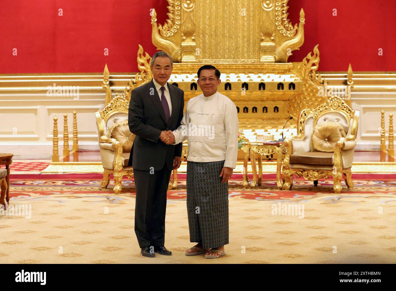 Nay Pyi Taw, Myanmar. August 2024. Min Aung Hlaing, Vorsitzender des Staatsverwaltungsrates (SAC), trifft sich am 14. August 2024 in Nay Pyi Taw, Myanmar, mit dem chinesischen Außenminister Wang Yi, ebenfalls Mitglied des Politbüros des Zentralkomitees der Kommunistischen Partei Chinas. Quelle: Myo Kyaw Soe/Xinhua/Alamy Live News Stockfoto