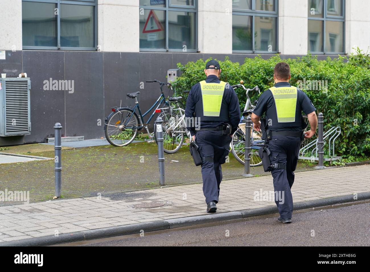 Mitarbeiter des Ordnungsamtes der Stadt Köln in ihrer täglichen Arbeit für Ordnung und Sicherheit Stockfoto