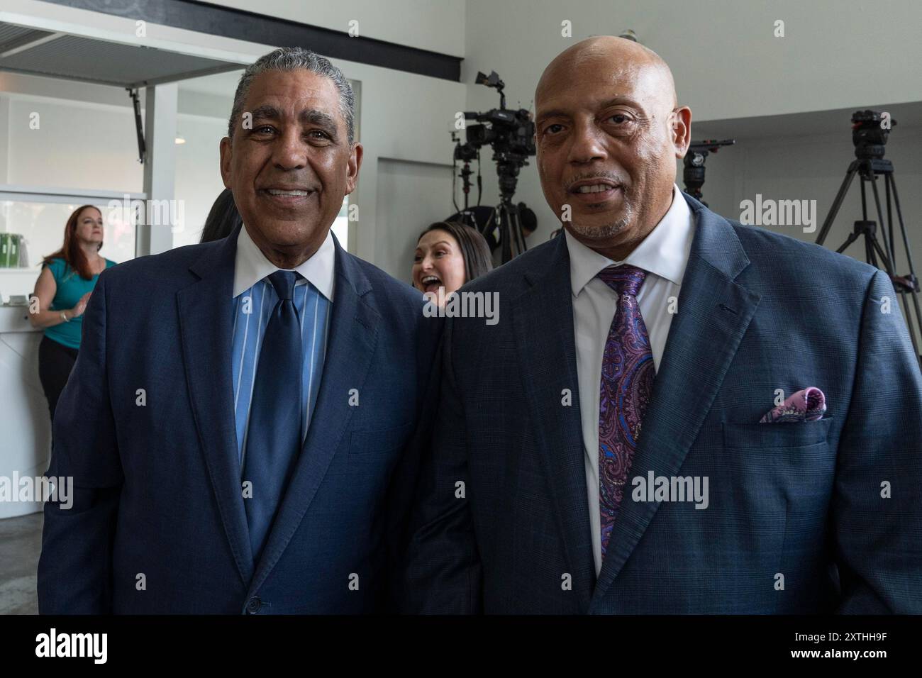 New York, New York, USA. August 2024. Der Kongressabgeordnete Adriano Espaillat posiert mit Teilnehmern bei einer Kundgebung zur Unterstützung von Kamala Harris für den Präsidenten in der Unity Hall in New York am 14. August 2024. Die Kundgebung zur Unterstützung von Kamala Harris wurde vom demokratischen Parteibezirk in West Harlem und dem Kongressabgeordneten Adriano Espaillat organisiert. Aktivisten hielten eine Protestkundgebung gegenüber der Einheitshalle ab, um Palästina zu unterstützen, und beschuldigten die Biden-Harris-Regierung der Komplizenschaft durch die Lieferung von Waffen an Israel. Diese Aktivisten verlangten, den Verkauf von Waffen an Israel einzustellen. (Kreditbild: © Lev Ra Stockfoto