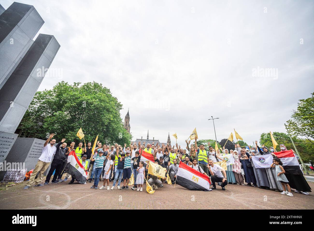 Den Haag, Niederlande. August 2024. Während der Demonstration „11 Jahre der Schande“ halten die Demonstranten Banner und Fahnen. Am 14. August 2013 benutzten die ägyptische Polizei und in geringerem Maße die Armee tödliche Gewalt, um zwei Lager friedlicher Demonstranten in Cario zu „zerstreuen“: Sie waren Gegner des Militärputsches auf dem Rabaa Al-Adwija-Platz und dem Al-Nahda-Platz. Mehr als 900 Menschen wurden an diesem Tag getötet, und seitdem wurden mehr als 100.000 Menschen inhaftiert, und Hunderte von weiteren sind seitdem verschwunden. (Foto: Charles M Vella/SOPA Images/SIPA USA) Credit: SIPA USA/Alamy Live News Stockfoto