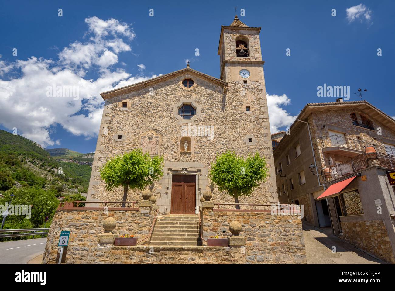 Fassade der Kirche Sant Pere de Gombrèn an einem Frühlingsmorgen (Ripollès, Girona, Katalonien, Spanien, Pyrenäen) ESP: Fachada de la iglesia de Gombrèn Stockfoto