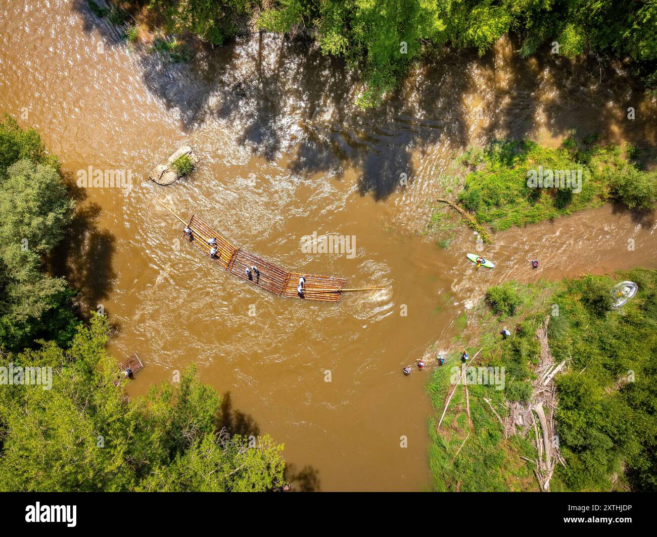 Blick aus der Vogelperspektive auf die traditionelle Abfahrt von „Raiers“ (Flussraftern) im Fluss Noguera Pallaresa zwischen der Collegats-Schlucht und Pobla de Segur Stockfoto