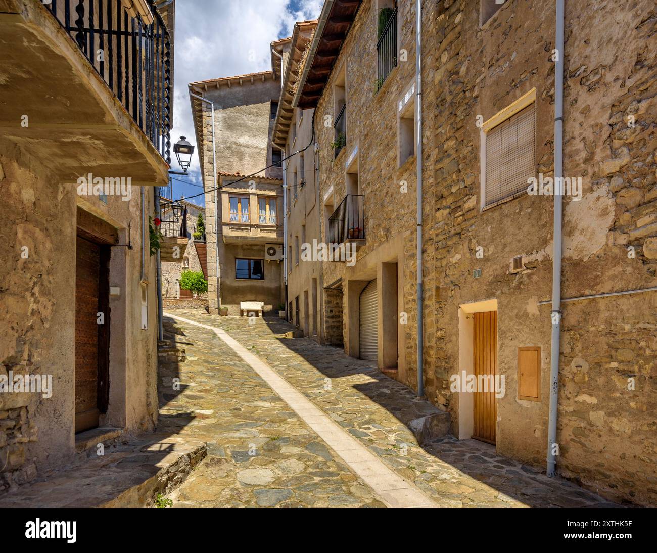 Straßen, Häuser und Orte im Dorf Gombrèn an einem Frühlingsmorgen (Ripollès, Girona, Katalonien, Spanien, Pyrenäen) Stockfoto