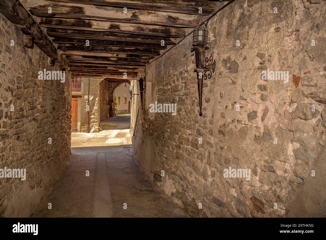 Straßen, Häuser und Orte im Dorf Gombrèn an einem Frühlingsmorgen (Ripollès, Girona, Katalonien, Spanien, Pyrenäen) Stockfoto
