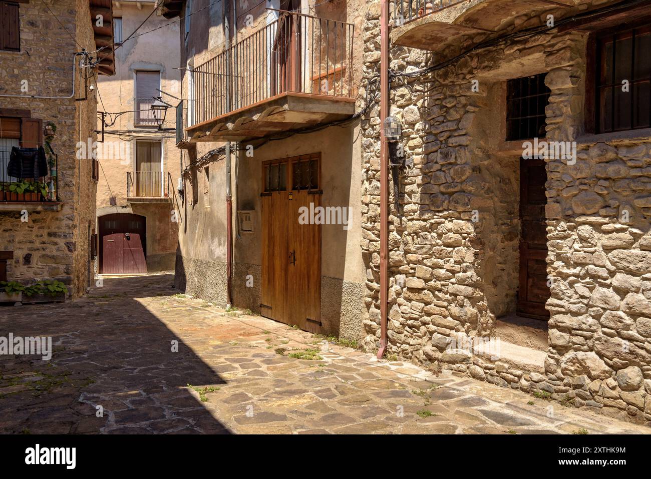 Straßen, Häuser und Orte im Dorf Gombrèn an einem Frühlingsmorgen (Ripollès, Girona, Katalonien, Spanien, Pyrenäen) Stockfoto