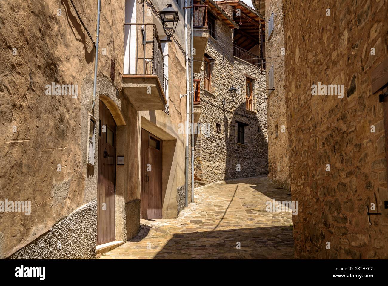 Straßen, Häuser und Orte im Dorf Gombrèn an einem Frühlingsmorgen (Ripollès, Girona, Katalonien, Spanien, Pyrenäen) Stockfoto