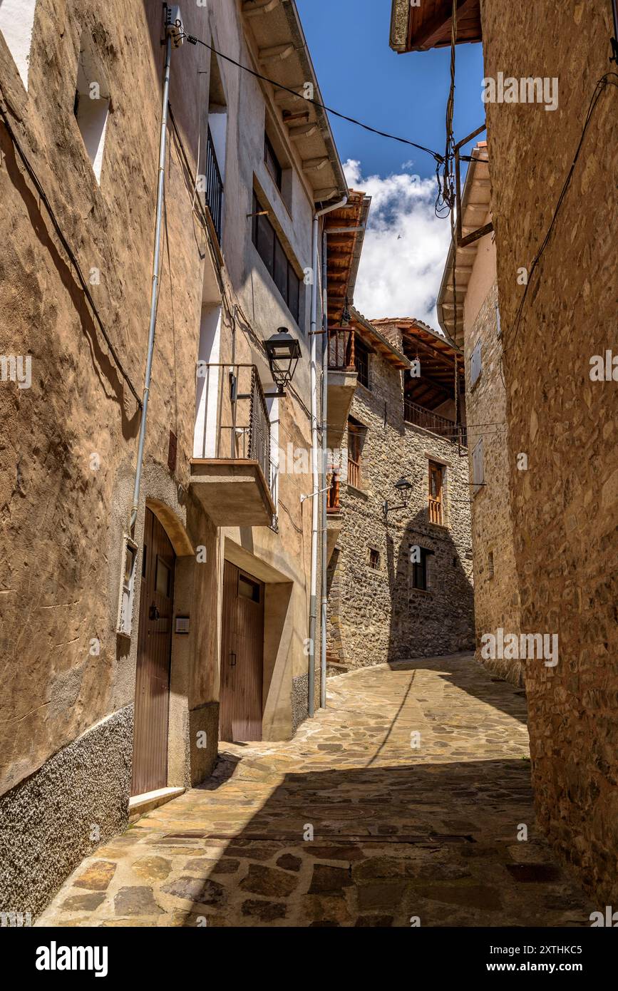 Straßen, Häuser und Orte im Dorf Gombrèn an einem Frühlingsmorgen (Ripollès, Girona, Katalonien, Spanien, Pyrenäen) Stockfoto