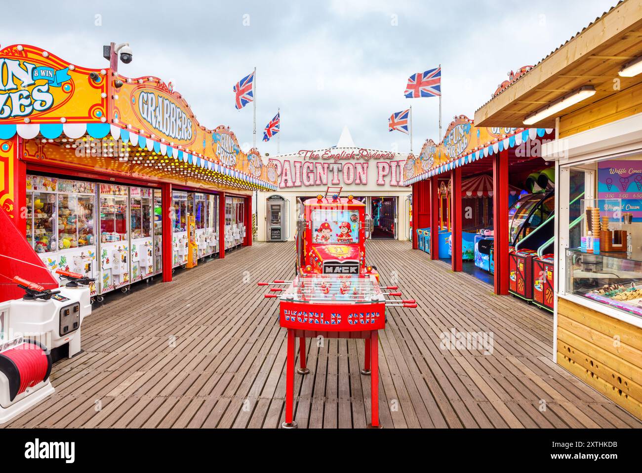 Blick auf leeres Deck der Paignton Pier Vergnügungsarkade. Paignton, Devon, England Stockfoto