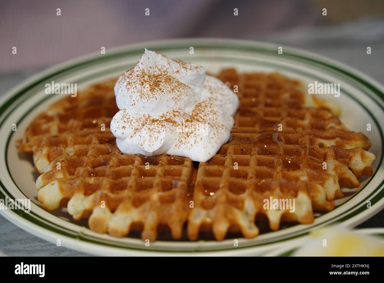 Waffeln mit Schlagsahne auf einem Teller Stockfoto
