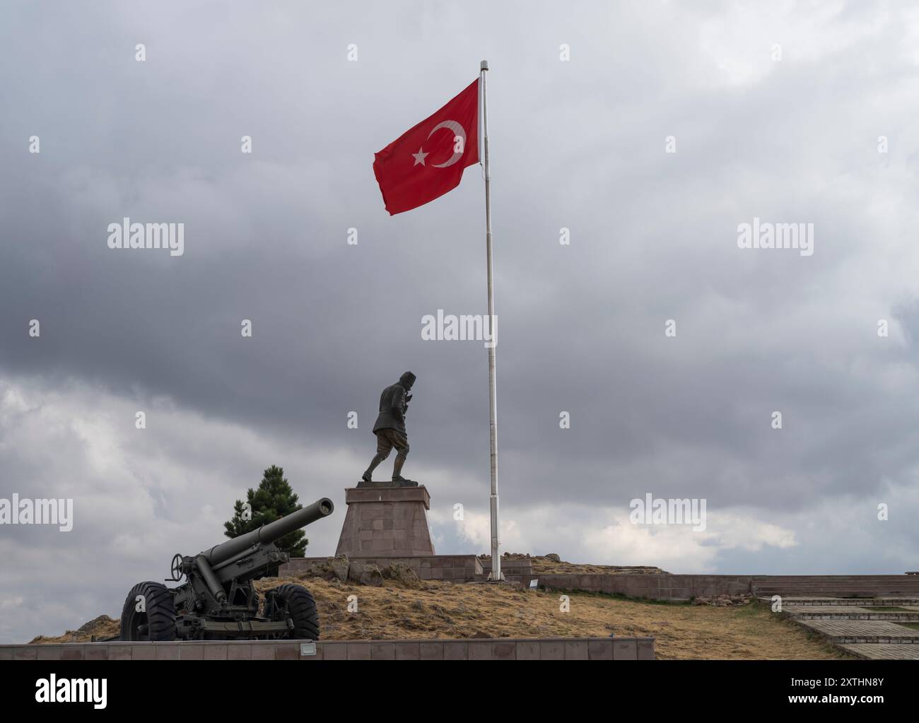 Afyonkarahisar, Türkei. 29.09.2023: Kocatepe Atatürk Denkmal und Inschrift. Mustafa Kemal Atatürk und türkische Flagge. Zum Siegtag Des 30. August. Stockfoto