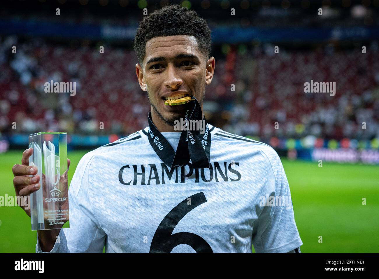Warschau, Polen. August 2024. WARSCHAU, POLEN - 14. AUGUST: Jude Bellingham von Real Madrid CF feiert mit einer Medaille und Spieler der Trophäe nach dem UEFA Super Cup 2024 Spiel zwischen Real Madrid und Atalanta BC am 14. August 2024 im Nationalstadion in Warschau, Polen. (Foto: Sebastian Frej/MB Media/Getty Images) Credit: Sebo47/Alamy Live News Stockfoto