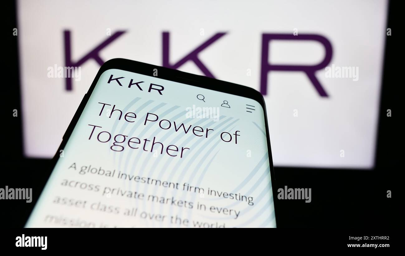 Mobiltelefon mit Website der US-Investmentgesellschaft KKR Co. Inc. Vor dem Geschäftslogo. Fokussieren Sie sich oben links auf der Telefonanzeige. Stockfoto