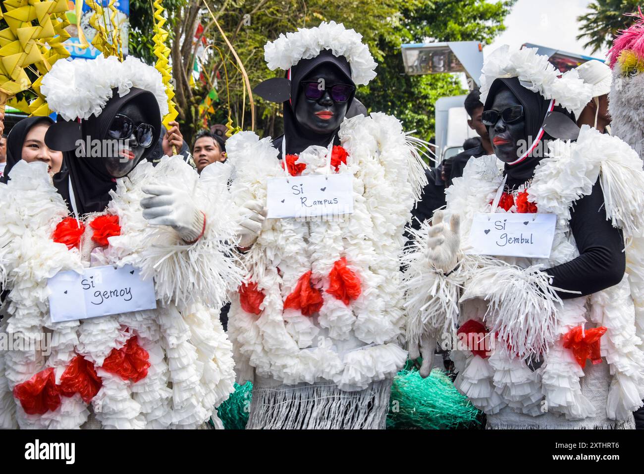 14. August 2024, West Bandung Regency, West Java, Indonesien: Die Einwohner nehmen an einem Karneval zum 79. Jahrestag der Unabhängigkeit der Republik Indonesien in Lembang, West Bandung Regency, West Java Teil. (Kreditbild: © Dimas Rachmatsyah/ZUMA Press Wire) NUR REDAKTIONELLE VERWENDUNG! Nicht für kommerzielle ZWECKE! Stockfoto