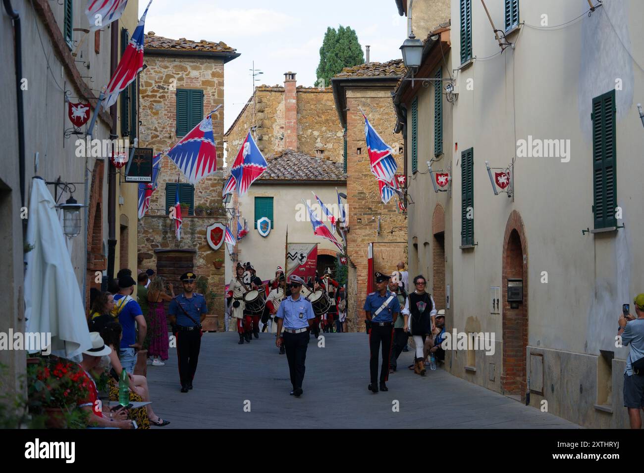 Prozession in historischen Gewändern zur mittelalterlichen Parade in Montisi, Montalcino, Provinz Siena, italien - 2024 Stockfoto