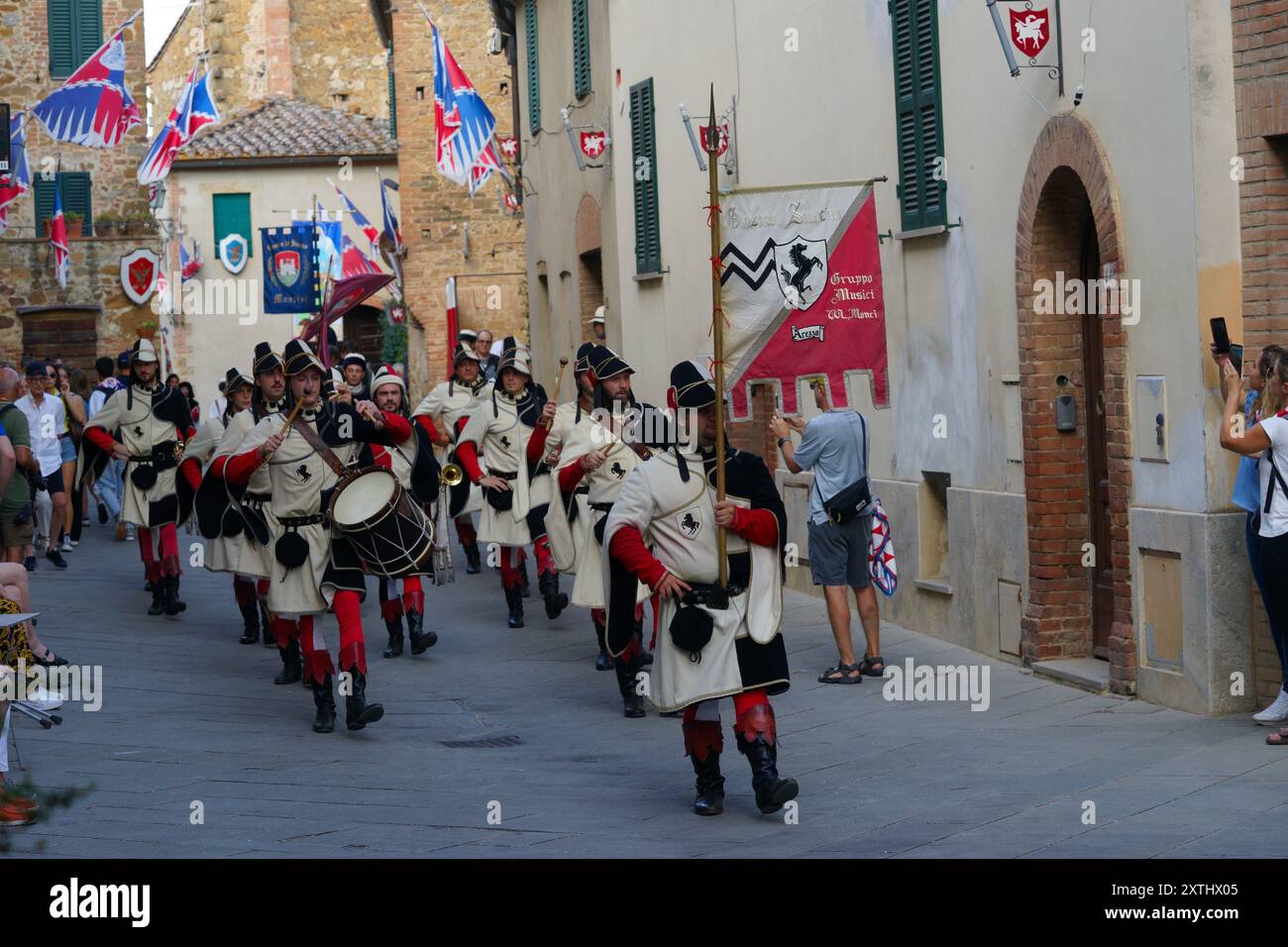 Prozession in historischen Gewändern zur mittelalterlichen Parade in Montisi, Montalcino, Provinz Siena, italien - 2024 Stockfoto