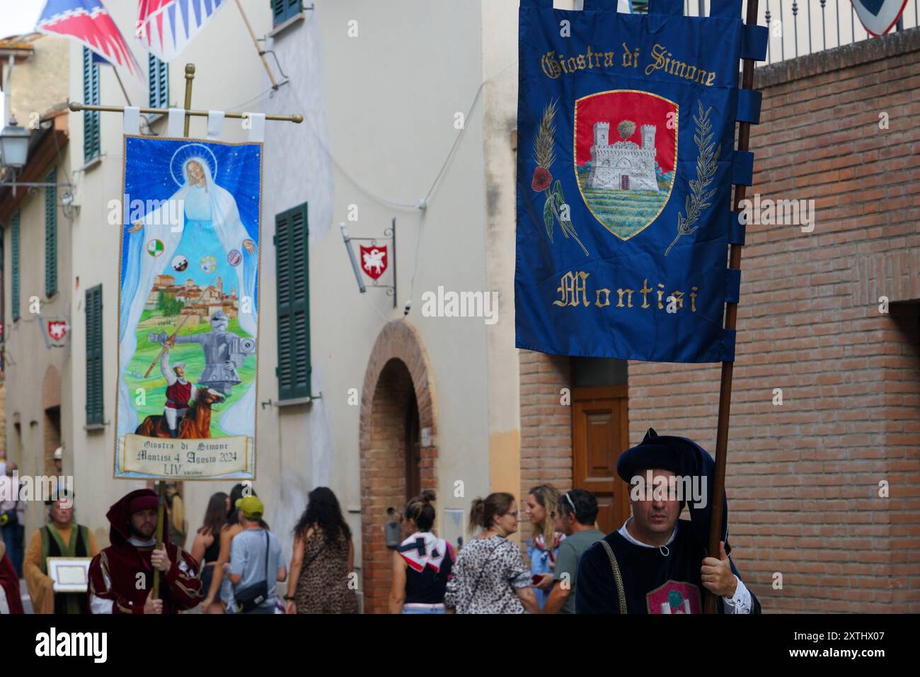 Prozession in historischen Gewändern zur mittelalterlichen Parade in Montisi, Montalcino, Provinz Siena, italien - 2024 Stockfoto