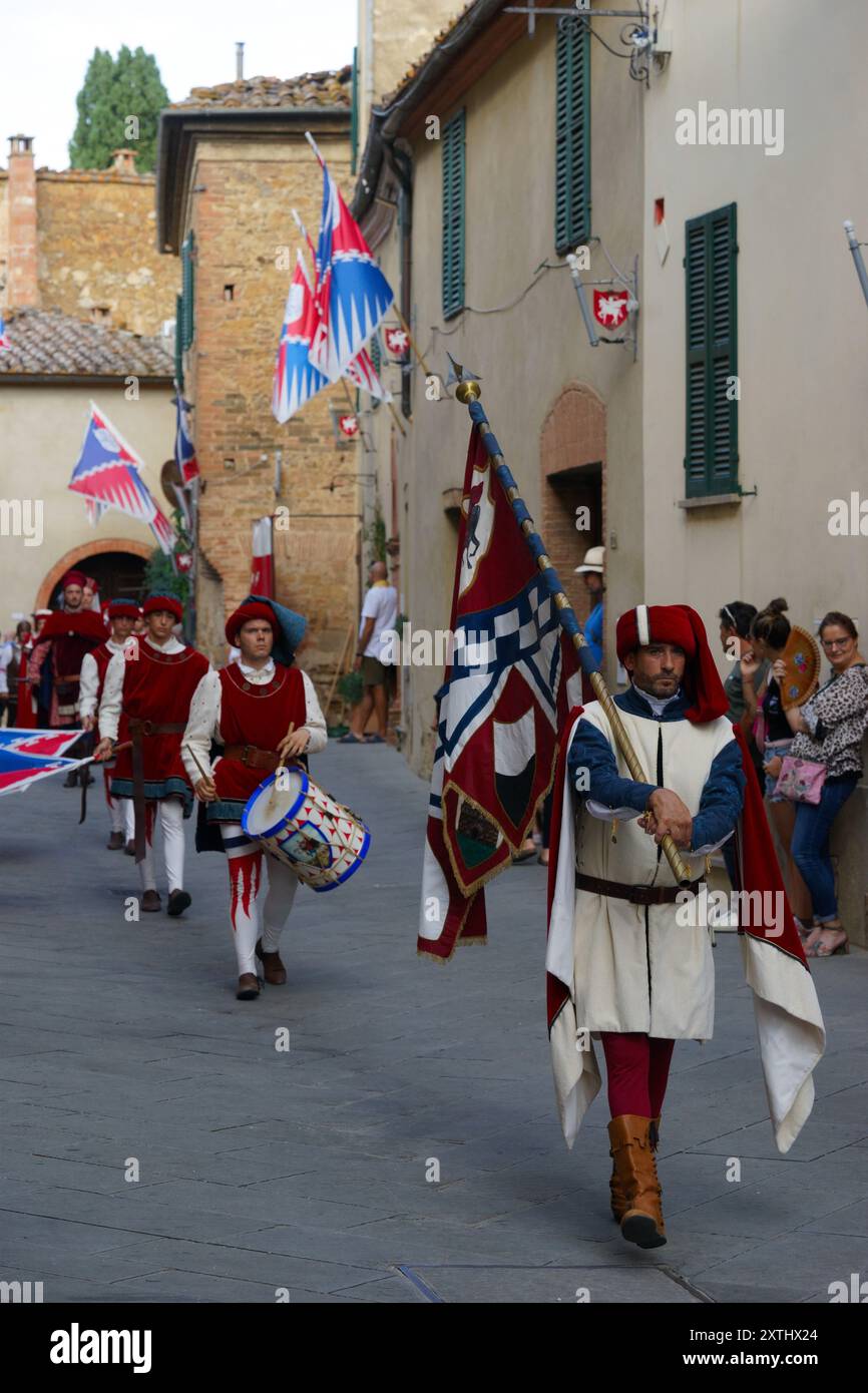 Prozession in historischen Gewändern zur mittelalterlichen Parade in Montisi, Montalcino, Provinz Siena, italien - 2024 Stockfoto