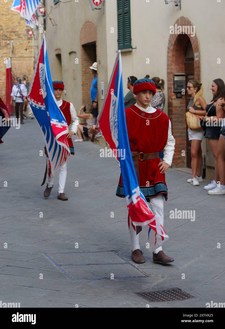 Prozession in historischen Gewändern zur mittelalterlichen Parade in Montisi, Montalcino, Provinz Siena, italien - 2024 Stockfoto