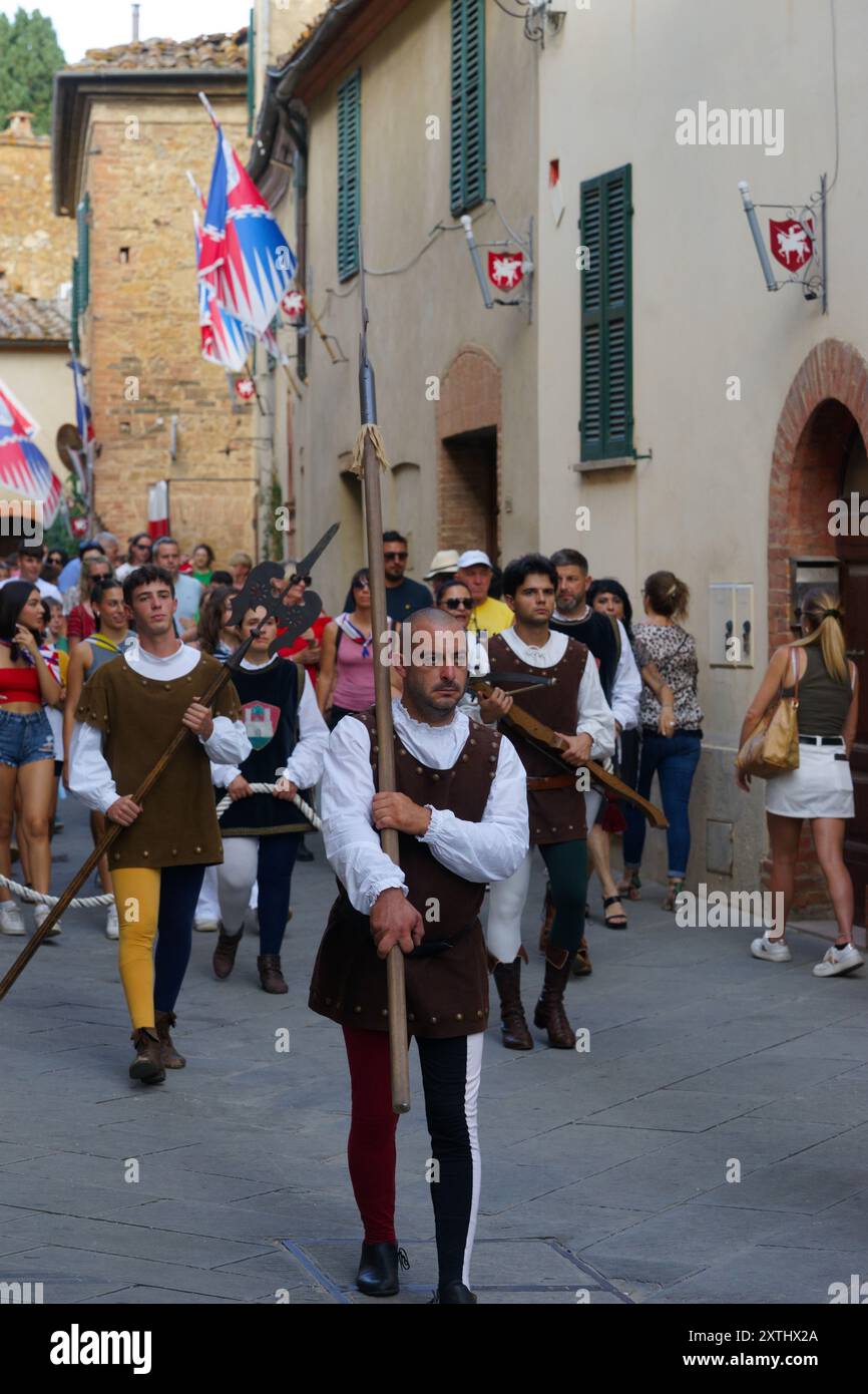 Prozession in historischen Gewändern zur mittelalterlichen Parade in Montisi, Montalcino, Provinz Siena, italien - 2024 Stockfoto