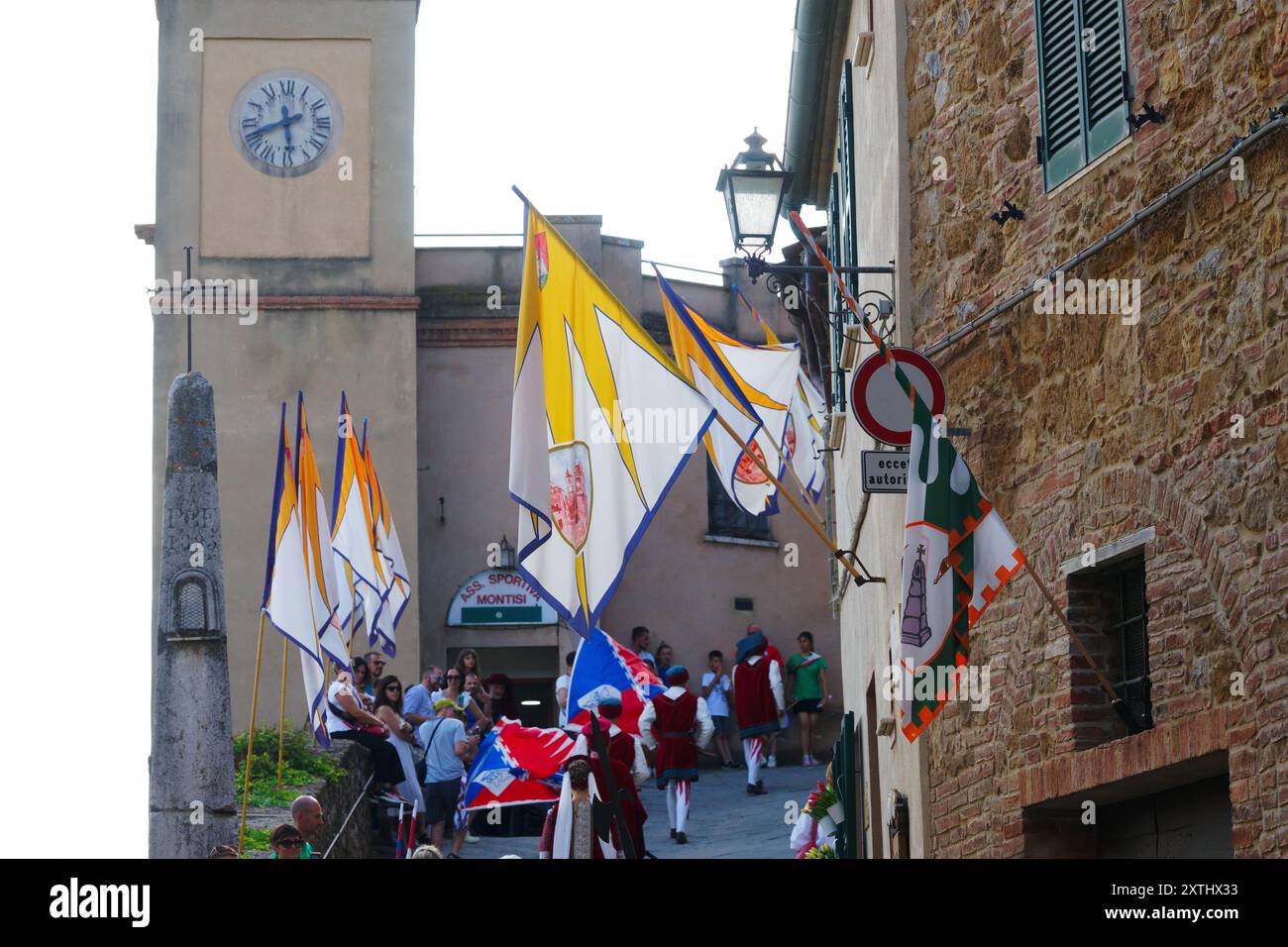 Prozession in historischen Gewändern zur mittelalterlichen Parade in Montisi, Montalcino, Provinz Siena, italien - 2024 Stockfoto