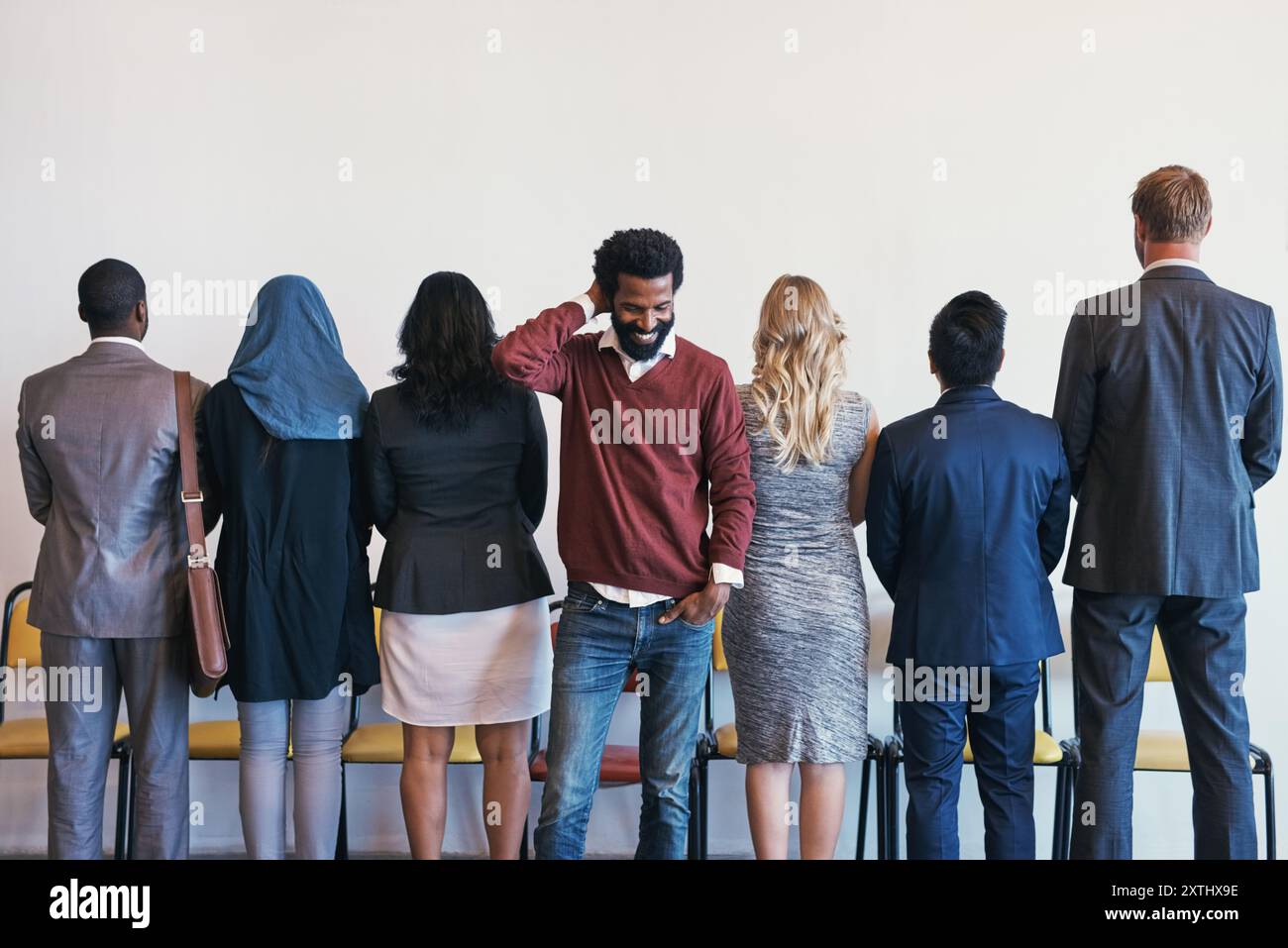 Rekrutierung, Geschäftsleute und glücklicher Mann im Wartezimmer auf Erfolg, Auswahl und Einstellung. Lächeln, neuer Mitarbeiter und denken in der Lobby nach einem Job Stockfoto