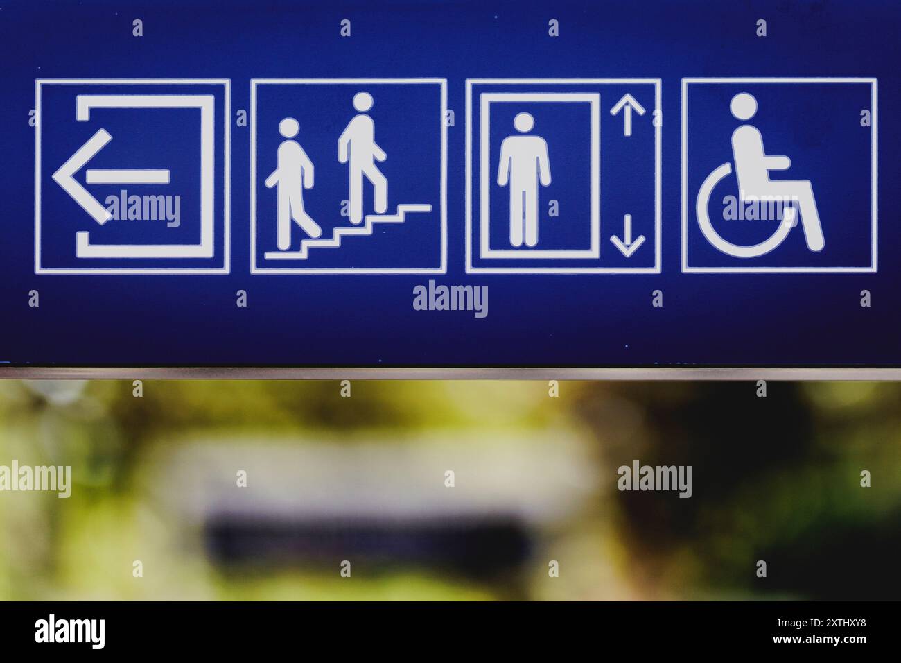 Berlin, Deutschland. August 2024. Ein Schild am Bahnhof zeigt mit Piktogrammen Routen für Personen mit eingeschränkter Mobilität in Berlin, 12. August 2024. Quelle: dpa/Alamy Live News Stockfoto