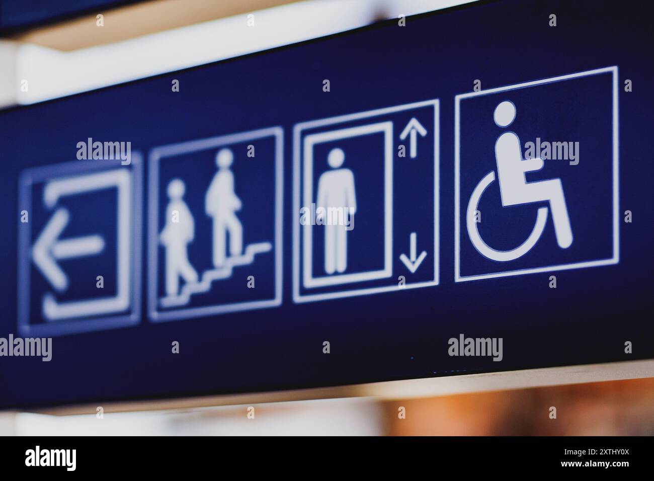 Berlin, Deutschland. August 2024. Ein Schild am Bahnhof zeigt mit Piktogrammen Routen für Personen mit eingeschränkter Mobilität in Berlin, 12. August 2024. Quelle: dpa/Alamy Live News Stockfoto