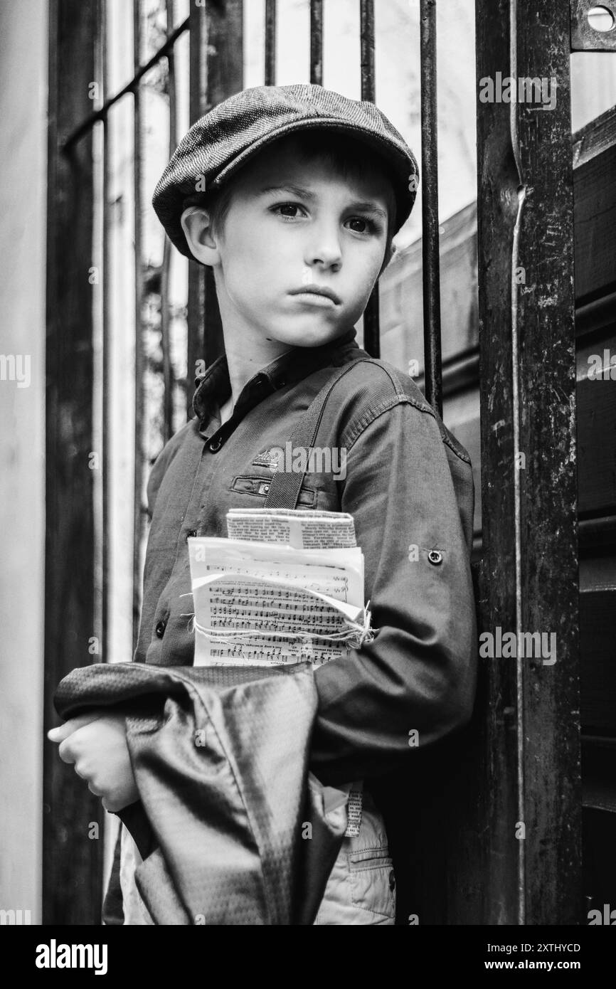 Outdoor-Retro-Fotografie eines Jungen in der Altstadt Stockfoto