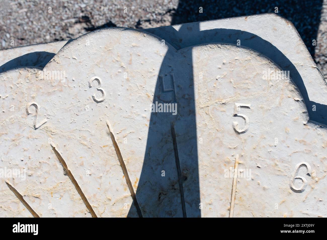 Frühlingspätquinox, Weltsonnentag. Wunderschöne alte Sonnenuhr zeigt 16:00 Uhr auf der Panga Cliff, Saaremaa, Estland August Stockfoto