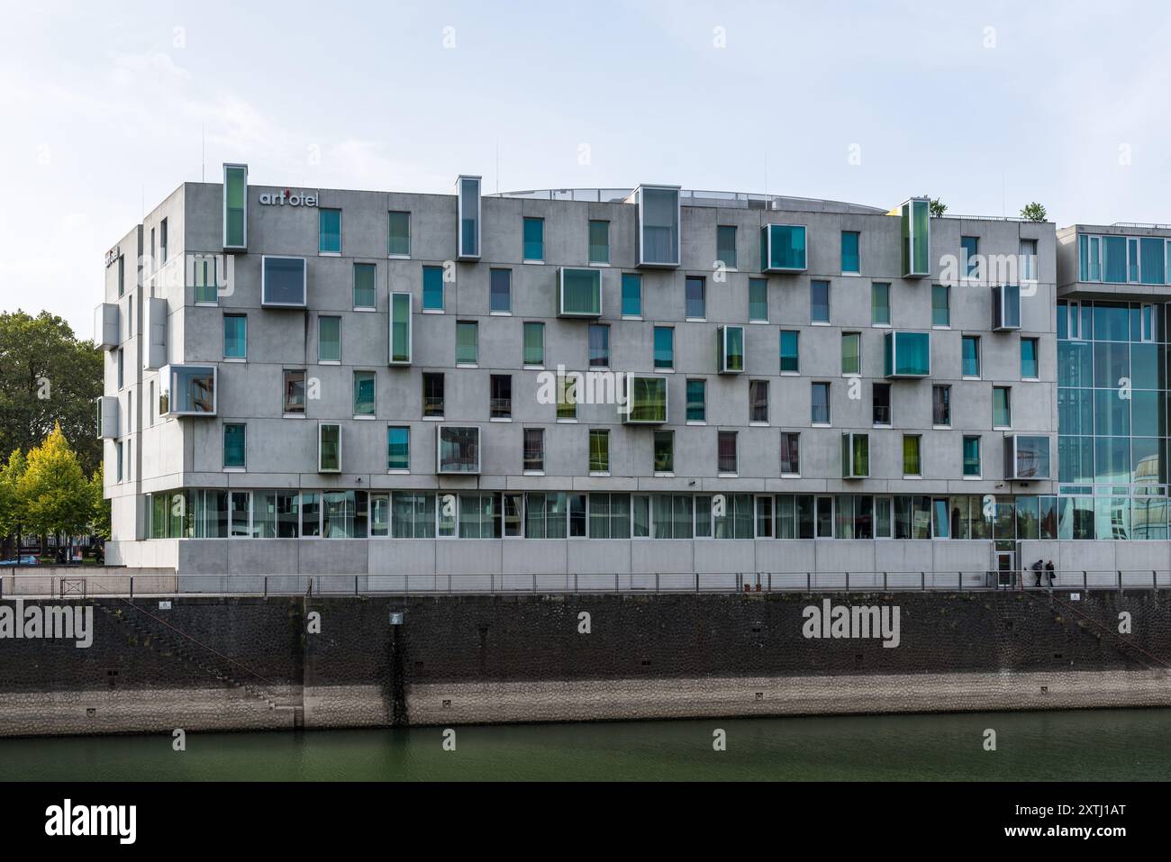 Köln, Deutschland - 28. September 2023: Straßenblick am Tag mit Art'otel Cologne, Powered by Radisson Hotels im Rheinauer Hafen, Köln, Nord RHI Stockfoto
