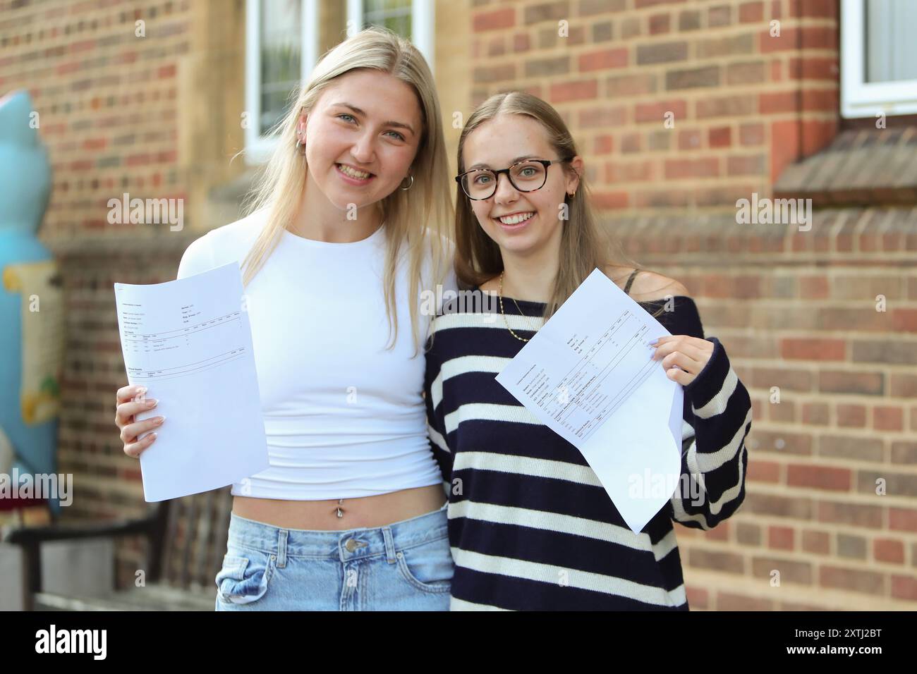 Birmingham, Großbritannien. August 2024. Die jungen Netball-Stars Lily Smith (drei Sterne) und Chloe Arnold (zwei A-Klassen) erhalten ihre A-Level-Ergebnisse an der King Edward VI High School for Girls, einer unabhängigen Schule in Edgbaston, Birmingham. Quelle: Peter Lopeman/Alamy Live News Stockfoto