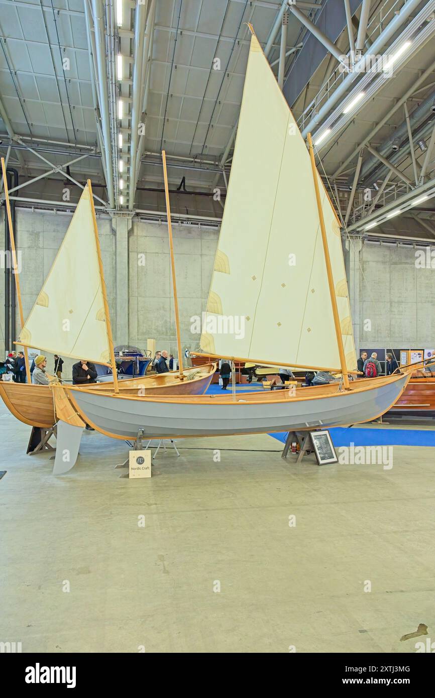 Pasila, Helsinki, Finnland – 14. Februar 2024: Ness Yawl Holzsegelboot auf der Messe Vene – Båt (Boot) 2024 in Messukeskus Helsinki. Stockfoto