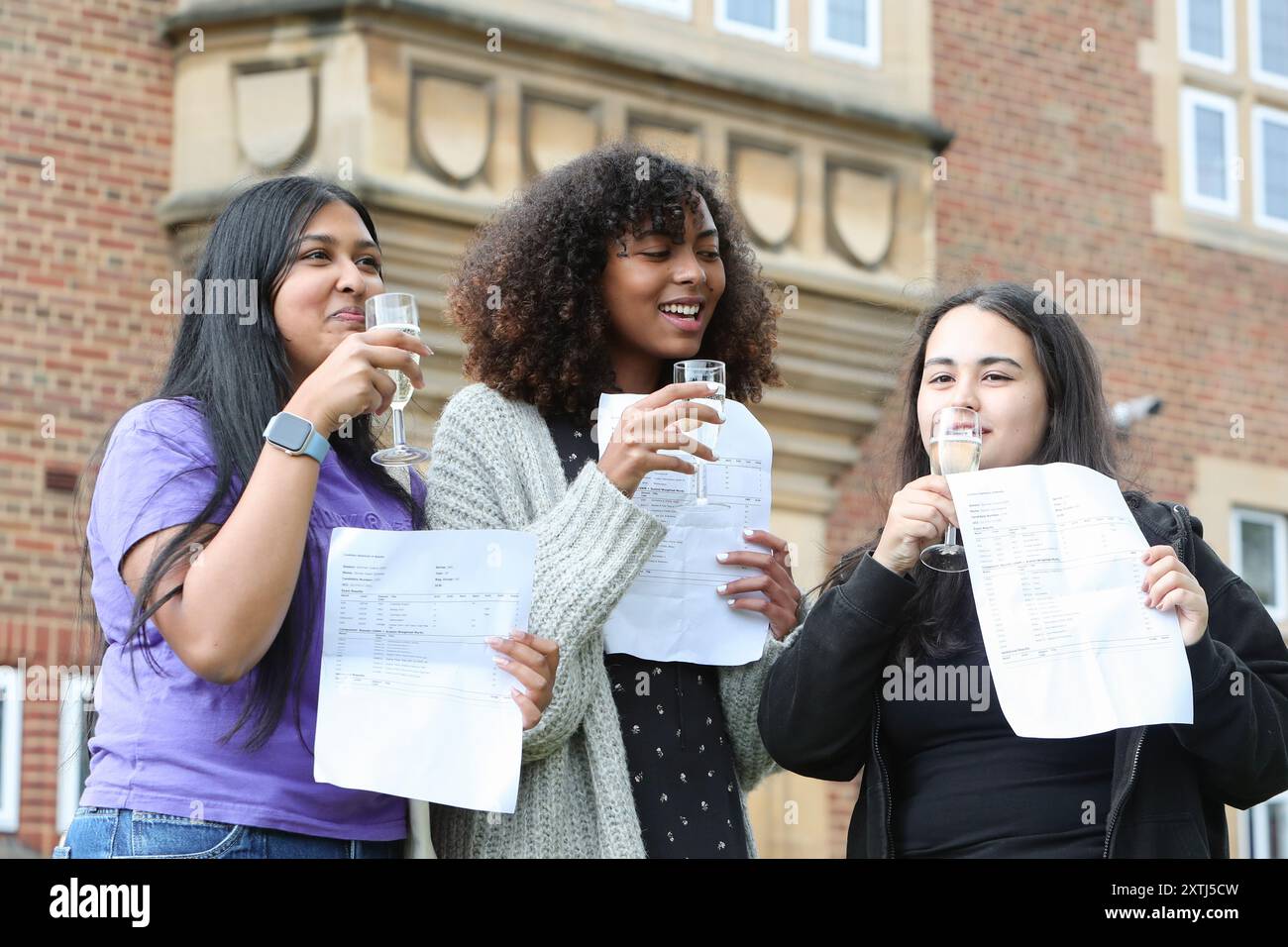 Birmingham, Großbritannien. August 2024. Shreya Srininvas, Rachel Hopkins und Zeena Abdalla feiern 12 A-Sterne, zwei A-Sterne und eine B-Klasse an der King Edward VI High School for Girls, einer unabhängigen Schule in Edgbaston, Birmingham. Quelle: Peter Lopeman/Alamy Live News Stockfoto